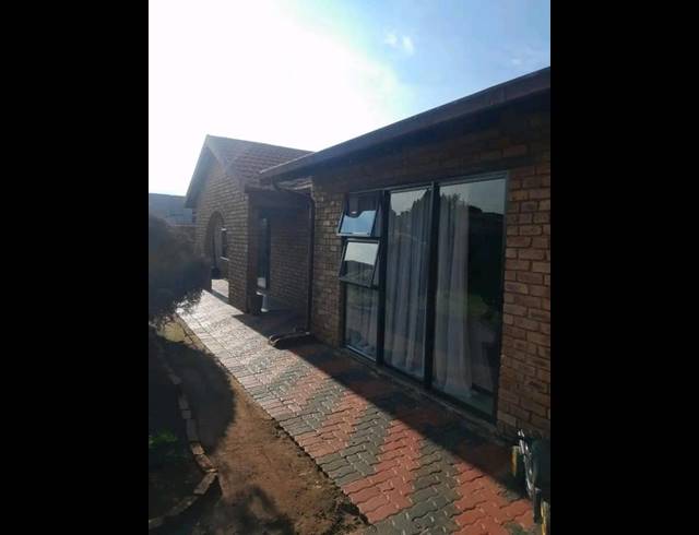 4 BEDROOM HOUSE FOR SALE IN BIRCH ACRES